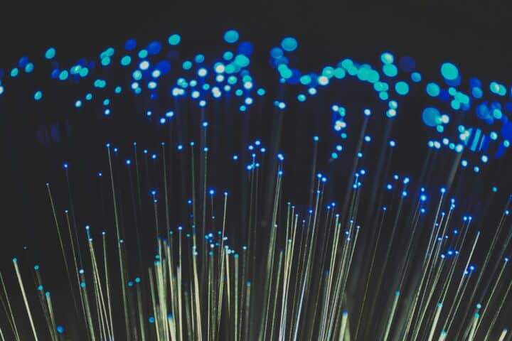 Metsistä kuituoptisiin yhteyksiin: Suomen teknologiaidentiteetin kehitys