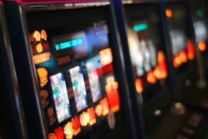 Miten lisensointijärjestelmät varmistavat pelaajien turvallisuuden digitaalisilla kasinoilla?