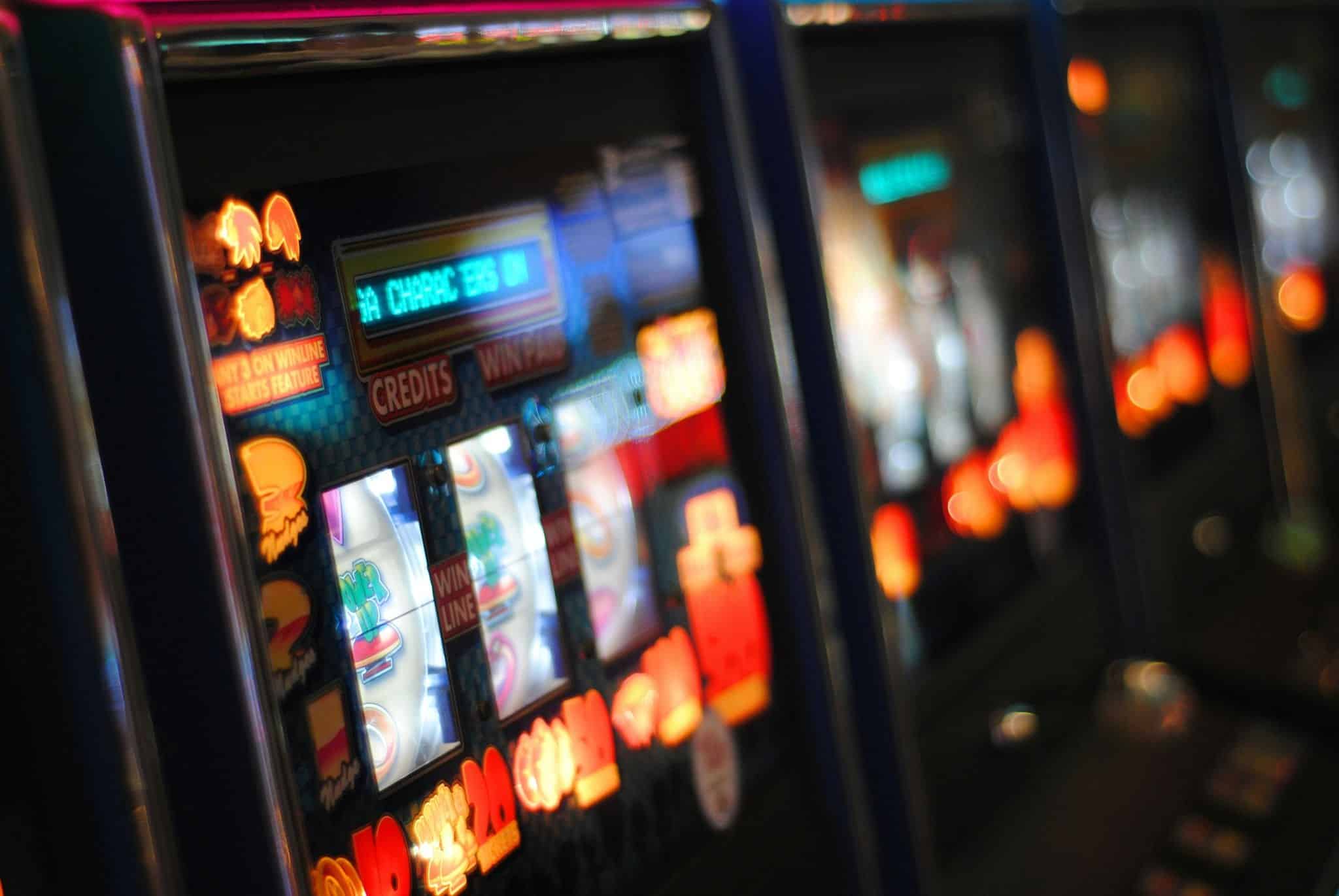 Miten lisensointijärjestelmät varmistavat pelaajien turvallisuuden digitaalisilla kasinoilla?